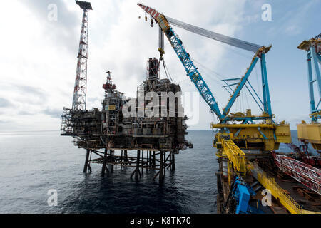 La Saipem S7000 sollevamento pesante nave la rimozione di un modulo di un petrolio del Mare del Nord e il Gas rig. credito LEE RAMSDEN / ALAMY Foto Stock