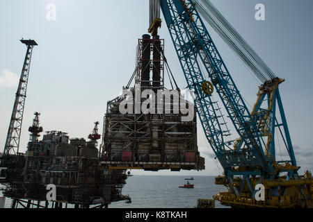 La Saipem s7000 sollevamento pesante nave la rimozione di un modulo di un petrolio del Mare del Nord e il gas rig. credito lee ramsden / alamy Foto Stock