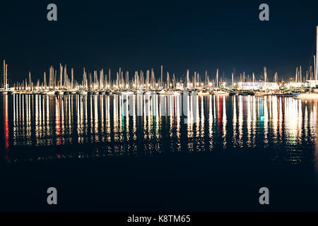 Yacht e Barche nel porto di la spezia di notte con la riflessione in acqua. Italia Foto Stock