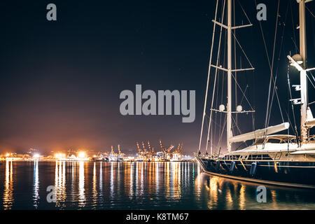 Yacht di lusso a la spezia porto di notte con la riflessione in acqua. Italia Foto Stock