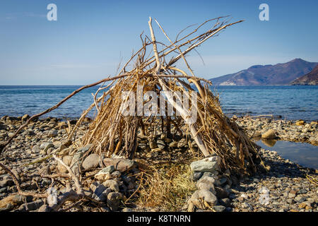 Una capanna di driftwood sulla costa occidentale della Corsica Foto Stock