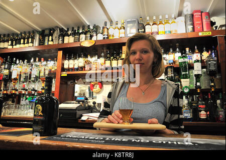 Barista Lochindaal Hotel Port Charlotte Islay Scozia UK Foto Stock