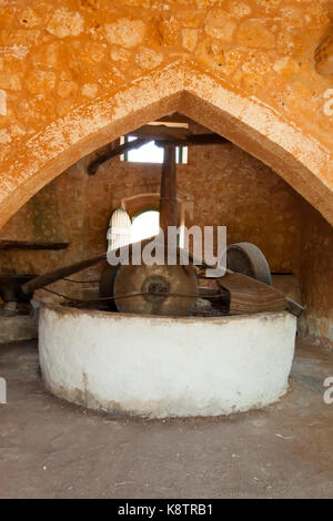 Tradizionale olio d'oliva greco stone premere con una macina. Creta, Grecia Foto Stock