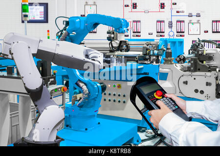 Ingegnere automatico di controllo mano robotica di macchina utensile alla fabbricazione industriale Foto Stock