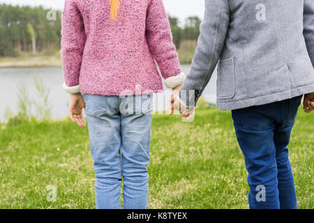 I fratelli tenendo le mani Foto Stock