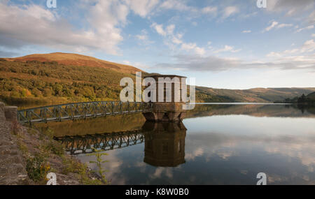 West calder serbatoio e pompa casa in autunno e in Brecon Beacons, Wales, Regno Unito Foto Stock