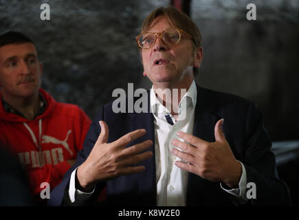 Il Parlamento europeo è capo negoziatore brexit, Guy Verhofstadt durante una visita ad Arthur hughes' cross border dairy farm in CO ARMAGH, all'inizio di una due giorni di missione. Foto Stock