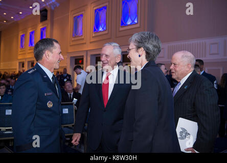 Il Segretario della Difesa Jim Mattis parla alla conferenza di AFA Foto Stock