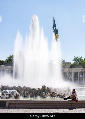 Vienna, Austria - 29 agosto: il hochstrahlbrunnen fontana e la guerra sovietica memorial presso la schwarzenbergplatz a Vienna, in Austria il 29 agosto 201 Foto Stock