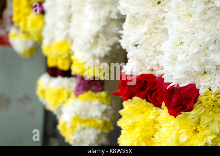 Colorate ghirlande di fiori sul display in un negozio in Little India, Ipoh, Perak, Malaysia. ghirlande di fiori sono utilizzati per decorare il dio nei templi indù Foto Stock