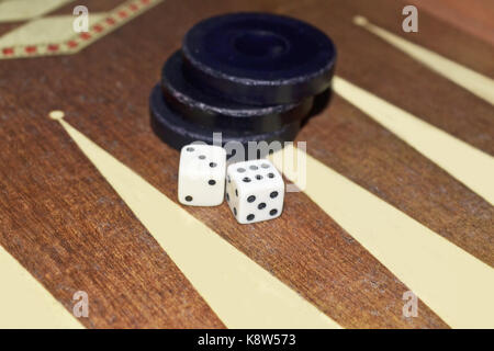 Il greco tavli o a backgammon - gioco da tavolo con dadi e dama Foto Stock