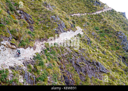 Mountain bike sulla vecchia strada fantasma Foto Stock