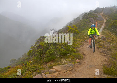 Mountain bike sulla skyline crinale lungo la vecchia strada fantasma Foto Stock