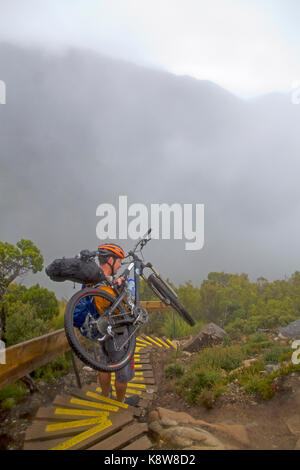 Mountain bike sulla vecchia strada fantasma Foto Stock