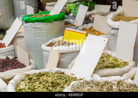 Varie spezie in vendita nel mercato, in acri (akko), Israele. Foto Stock