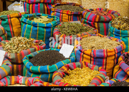 Varie spezie in sacchi colorati in vendita nel mercato, in acri (akko), Israele. Foto Stock