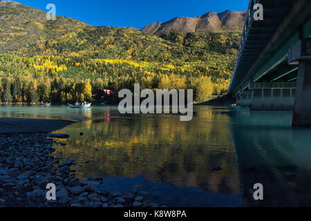 I pescatori a bordo oar azionata ad alta fronte fiume di metallo barche esposte linee in prossimità della seward highway ponte che attraversa il fiume russo in terra Cooper, Alaska. Foto Stock