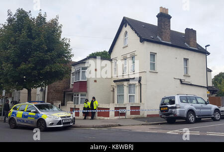 La polizia al di fuori di una proprietà a Thornton Heath, Londra Sud, dopo che un adolescente è stato arrestato dal detective indagando la parsons green attacco terroristico, portando il numero di persone che si terrà a sei. Foto Stock