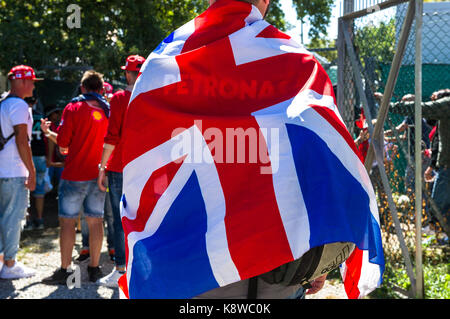 Ventola Btirish con Union Jack flag al 2017 italiano F1 Grand Prix di Monza Foto Stock