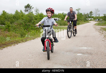 Padre e figlio in bici Foto Stock