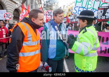 La Metropolitan Police e il pubblico durante un anti-austerità marzo. Foto Stock