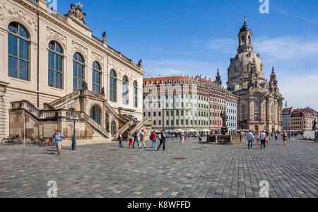 In Germania, in Sassonia, Dresda, Jüdenhof, facciata di Dresda Museo dei Trasporti con la pace Fontana e sullo sfondo Neumarkt con la Frauenkirche Foto Stock