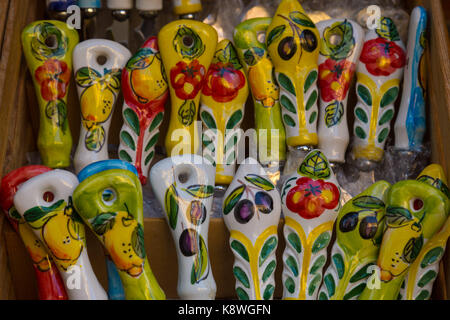 Sorrento, Italia, 16 settembre 2017. dipinto luminosamente implementa in vendita nei mercati di strada a sorrento, Italia. © paul davey Foto Stock