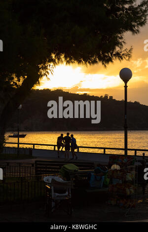 Sorrento, Italia, 16 settembre 2017. Un gruppo di persone guardare il tramonto a sorrento, Italia. © paul davey Foto Stock