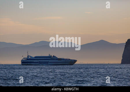 Sorrento, Italia, 16 settembre 2017. Un traghetto arriva all alba di Marina Piccola di Sorrento, Italia. © paul davey Foto Stock