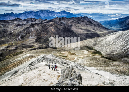 Vista dalla cima del Pico Pan de Azucar, con la Sierra Nevada sullo sfondo, nel Parco Nazionale della Sierra de la culata. Foto Stock