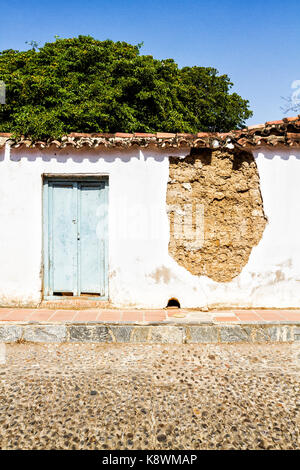 Davanti a una casa di architettura coloniale danneggiata nel centro storico. Coro, stato di Falcon, Venezuela. Foto Stock