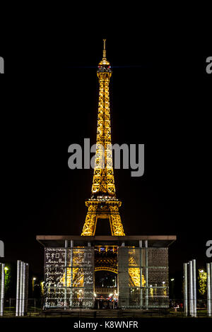La torre Eiffel come si vede dalla fine del Champ de Mars Foto Stock