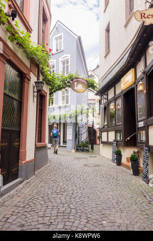 BERNKASTEL-KEUS, GERMANIA - 5 agosto 17: Una passeggiata turistica lungo le tradizionali strade acciottolate della vecchia città medievale. Foto Stock