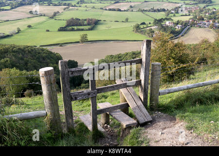 Un stile di Devil's Dyke sulla South Downs, guardando oltre il villaggio di Poynings, West Sussex Regno Unito Foto Stock