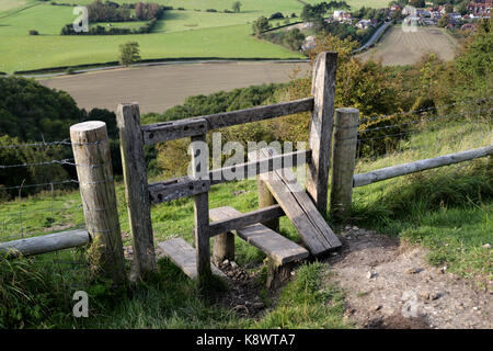 Un stile di Devil's Dyke sulla South Downs, guardando oltre il villaggio di Poynings, West Sussex Regno Unito Foto Stock