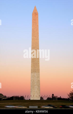 Il monumento di Washington sul National Mall di Washington DC, usa questa foto è stata presa come il tramonto è sceso sopra la città dando una bella luce rossa verso il cielo Foto Stock