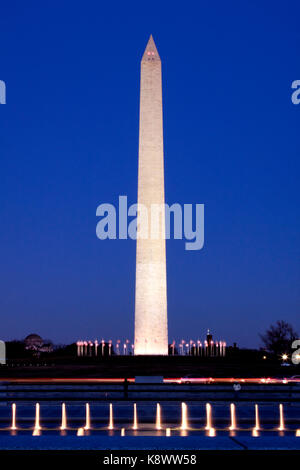 Il monumento di Washington sul National Mall di Washington DC, usa.Questa foto è stata presa come notte cadde e mostra il monumento illuminato Foto Stock
