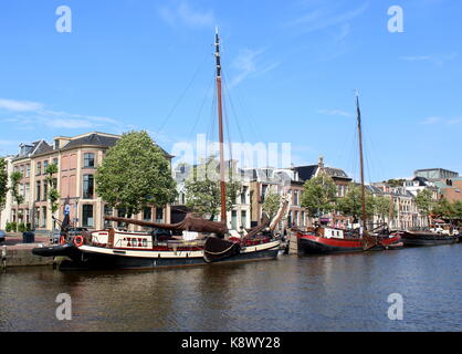 Velieri tradizionali ormeggiate lungo Willemskade o Zuiderstadsgracht (Southern canal) nel centro di Leeuwarden, Friesland, Paesi Bassi Foto Stock