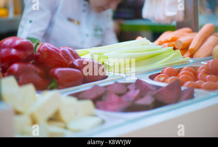 Primo piano di fresche verdure colorate nel supermercato Foto Stock