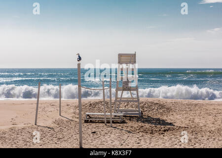 Vita vuota guard stand su un East Hampton beach in Eastern long Island, NY Foto Stock