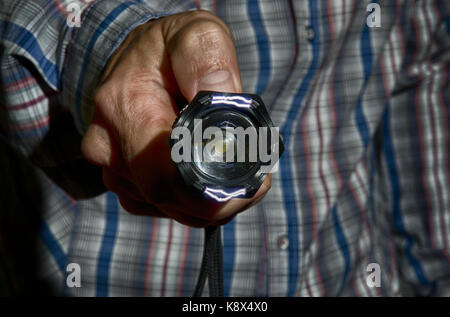 Una persona che utilizza una scarica elettrica per la protezione personale. Foto Stock
