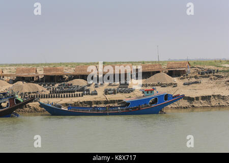 I prefabbricati di calcestruzzo industria sui banchi di sabbia di fiume Irrawaddy in Myanmar (Birmania). Foto Stock