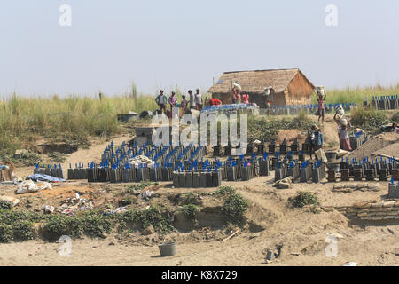 I prefabbricati di calcestruzzo industria sui banchi di sabbia di fiume Irrawaddy in Myanmar (Birmania). Foto Stock