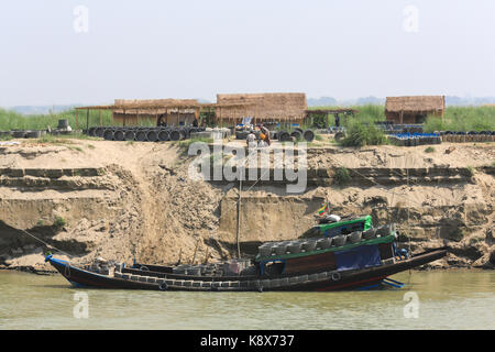 I prefabbricati di calcestruzzo industria sui banchi di sabbia di fiume Irrawaddy in Myanmar (Birmania). Foto Stock