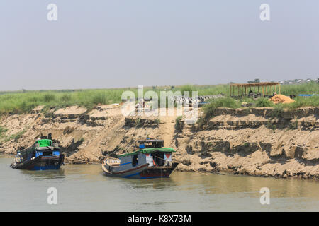 I prefabbricati di calcestruzzo industria sui banchi di sabbia di fiume Irrawaddy in Myanmar (Birmania). Foto Stock