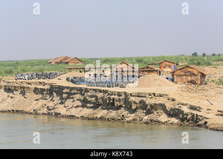 I prefabbricati di calcestruzzo industria sui banchi di sabbia di fiume Irrawaddy in Myanmar (Birmania). Foto Stock