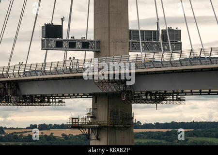 Vista ravvicinata del nuovo Forth Bridge, Queensferry Crossing, Firth of Forth, Scozia, Regno Unito, con traffico dopo l'apertura di agosto 2017 Foto Stock