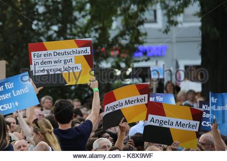 I sostenitori del cancelliere tedesco Angela Merkel sollevano cartelloni in un rally a Erlangen Bavaria durante la campagna elettorale Foto Stock