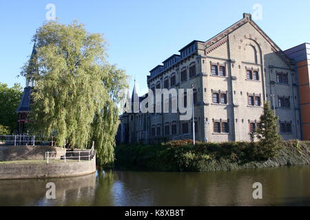 Blokhuispoort, ex stabilimento penitenziario a Zuider Stadsgracht canal in Leeuwarden, Friesland, Paesi Bassi Foto Stock