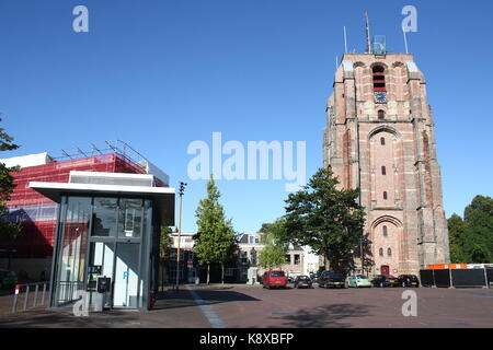 Xvi secolo Oldehove torre in Leeuwarden, Friesland, Paesi Bassi. Punto di riferimento nella capitale frisone, famoso per la sua inclinazione, forma curva. Foto Stock